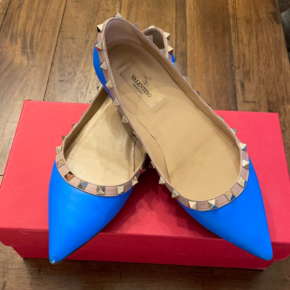 Valentino size 38 blue rockstud flats